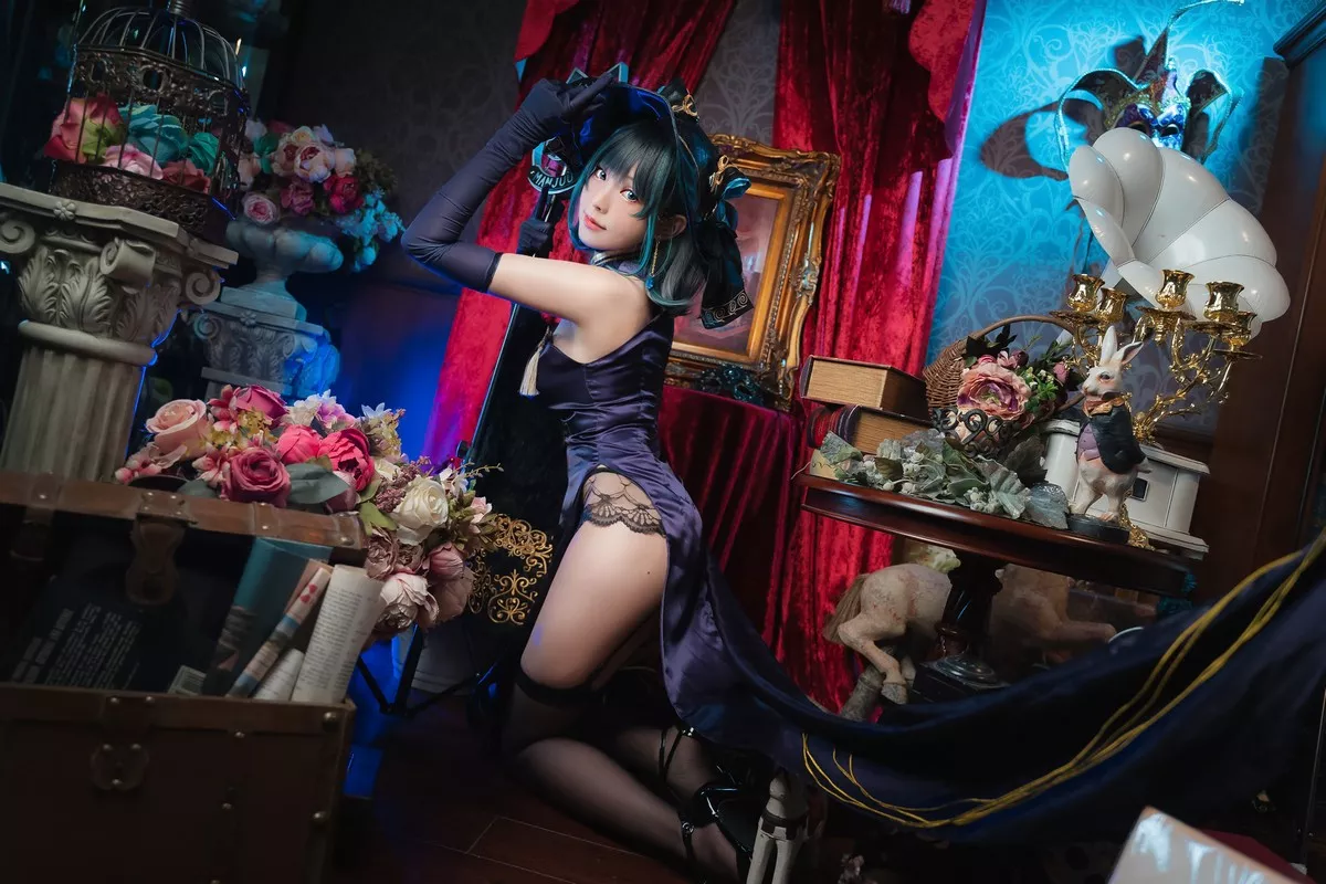 Coser妹子Ely_eee-Cheshire柴郡主题私房性感礼裙配白丝吊袜秀美腿诱惑写真70P
