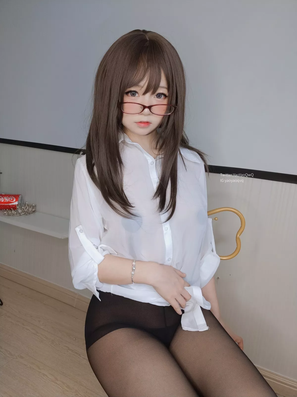 网络美女软妹摇摇乐白衫黑丝主题白色薄透衬衫配超薄黑丝秀完美身材诱惑写真54P
