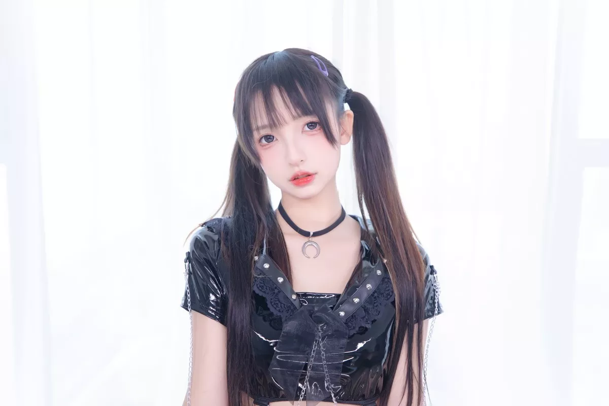 萝莉美女神楽坂真冬魔女的课后辅导主题私房性感黑色皮质套装配超薄黑丝诱惑写真75P