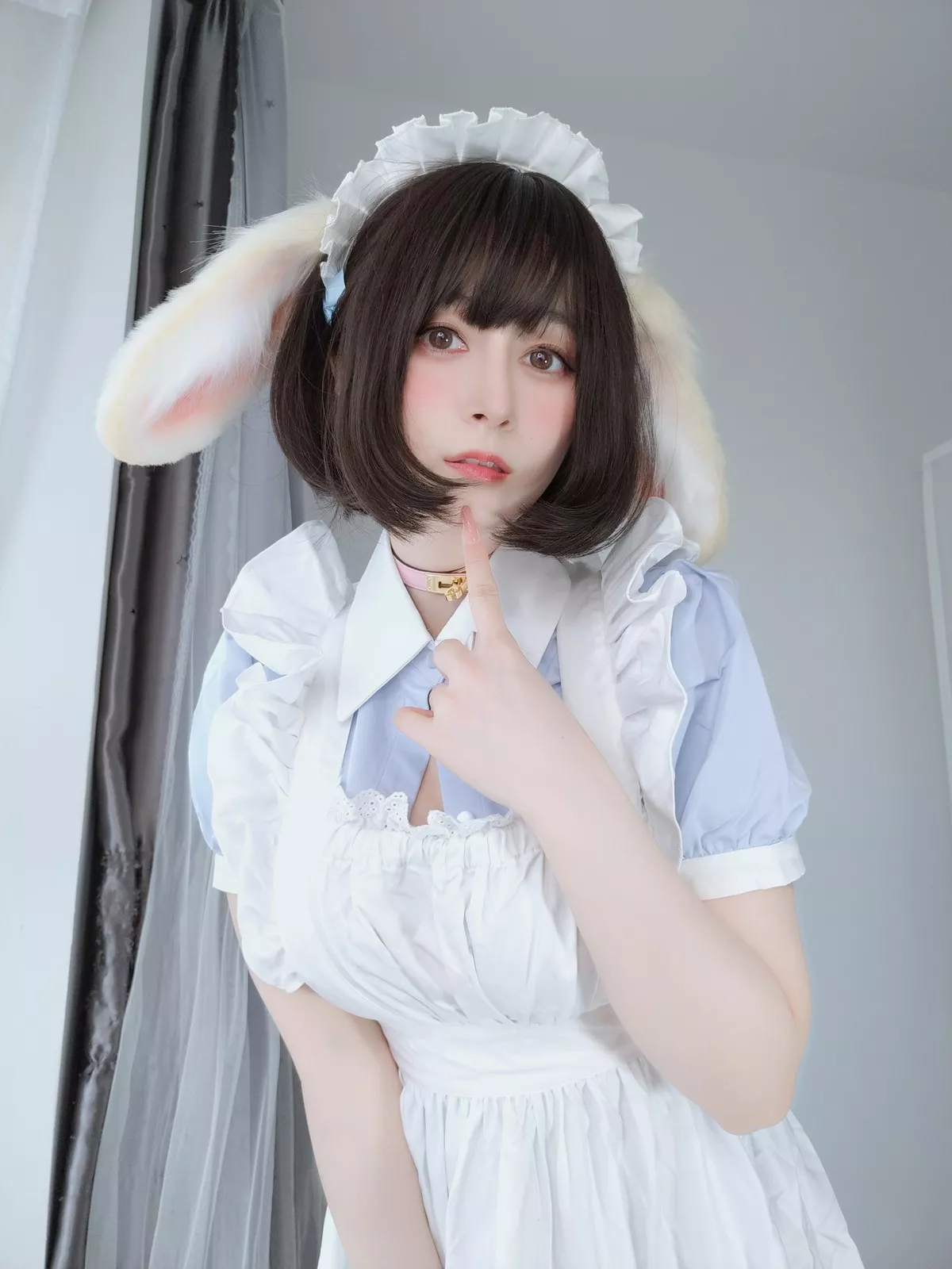 Coser小姐姐白银兔耳女仆主题私房性感女仆装配白色蕾丝袜秀翘臀诱惑写真148P