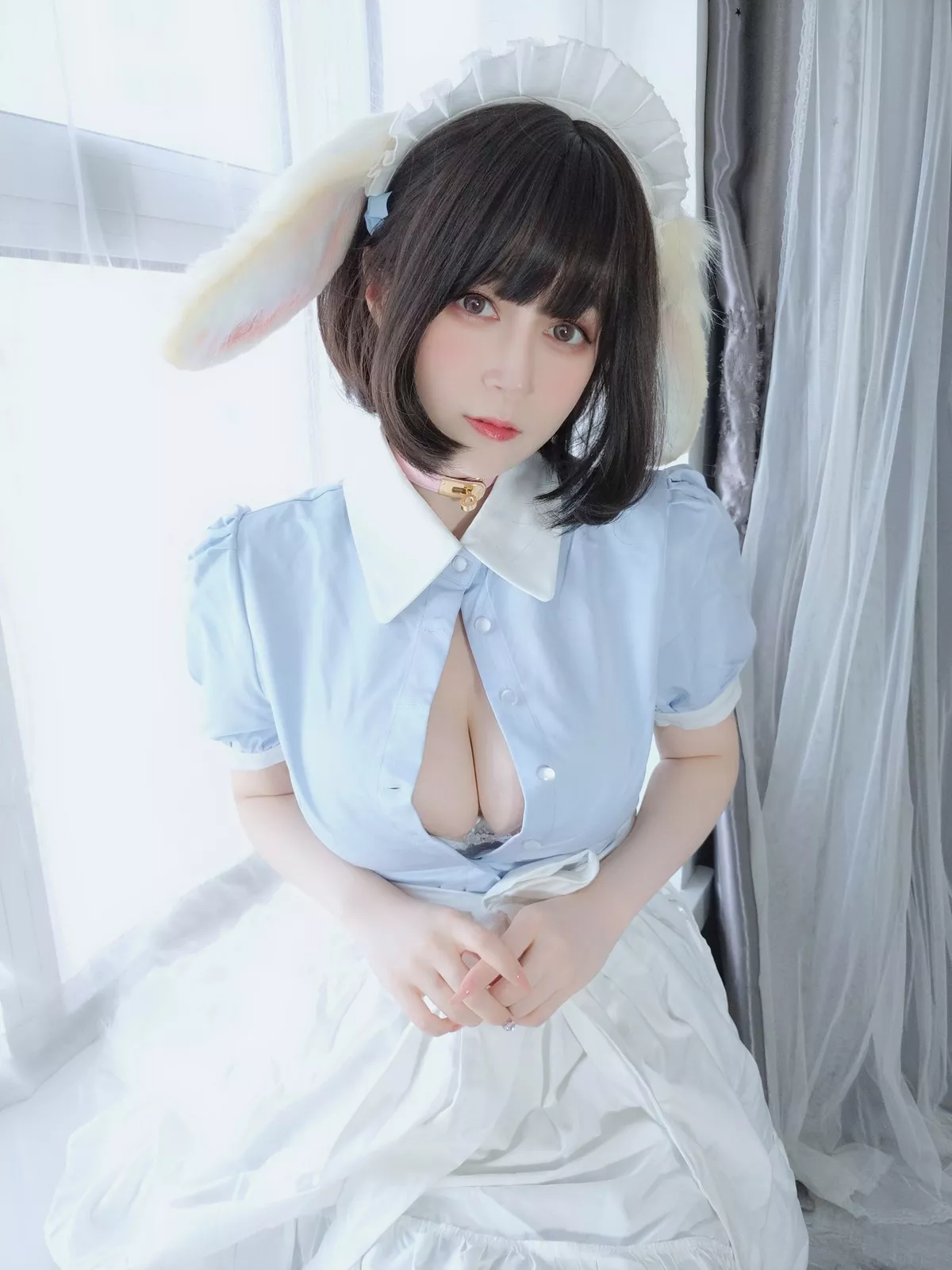 Coser小姐姐白银兔耳女仆主题私房性感女仆装配白色蕾丝袜秀翘臀诱惑写真148P