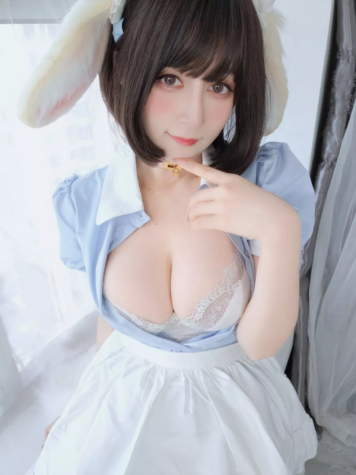 Coser小姐姐白银兔耳女仆主题私房性感女仆装配白色蕾丝袜秀翘臀诱惑写真148P
