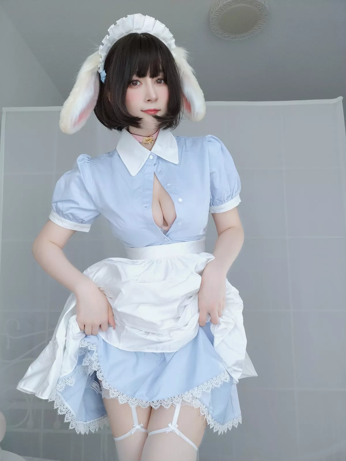 Coser小姐姐白银兔耳女仆主题私房性感女仆装配白色蕾丝袜秀翘臀诱惑写真148P