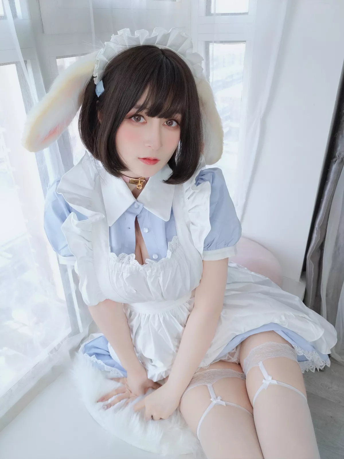 Coser小姐姐白银兔耳女仆主题私房性感女仆装配白色蕾丝袜秀翘臀诱惑写真148P