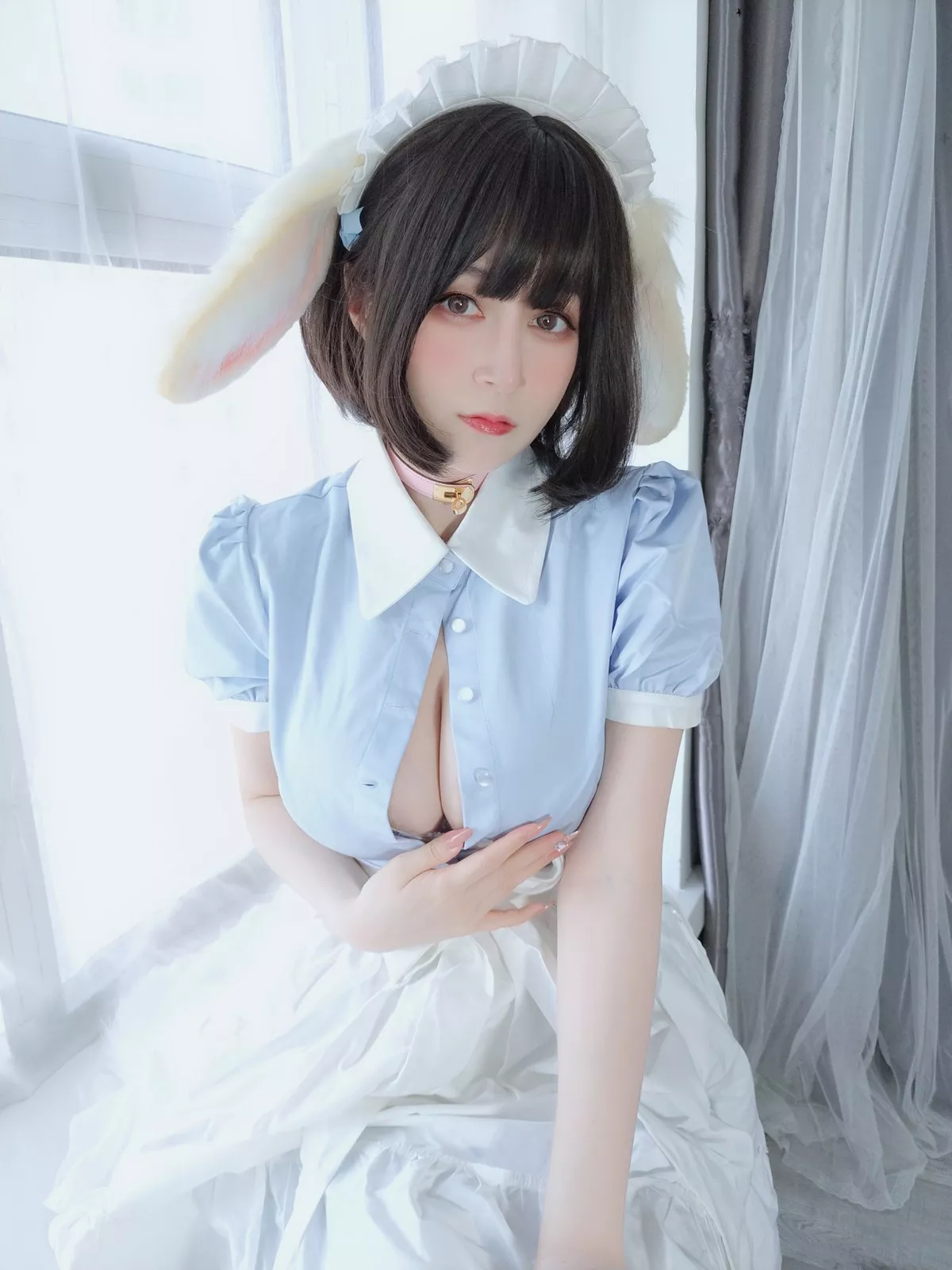 Coser小姐姐白银兔耳女仆主题私房性感女仆装配白色蕾丝袜秀翘臀诱惑写真148P