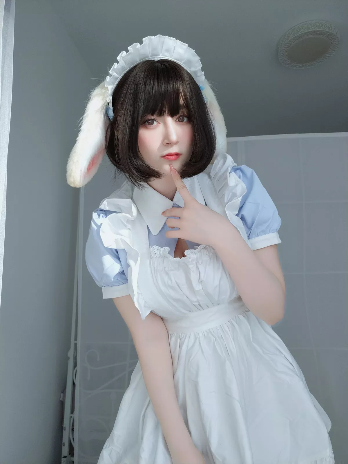 Coser小姐姐白银兔耳女仆主题私房性感女仆装配白色蕾丝袜秀翘臀诱惑写真148P