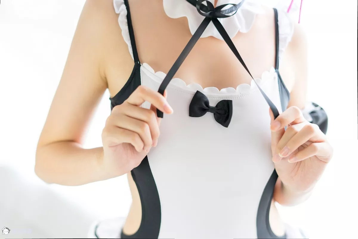 Coser美女Akisoso秋楚楚蕾姆夏日泳装主题私房性感连体泳装秀完美身材诱惑写真46P
