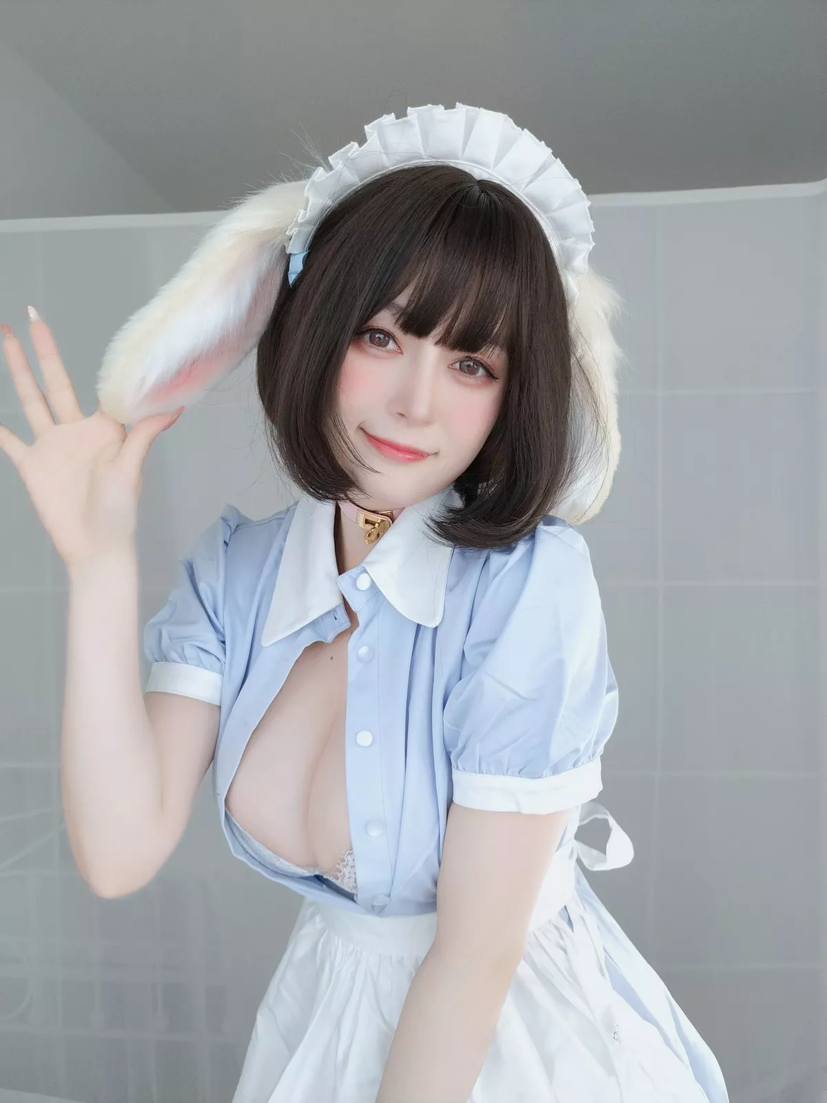 Coser小姐姐白银兔耳女仆主题私房性感女仆装配白色蕾丝袜秀翘臀诱惑写真148P