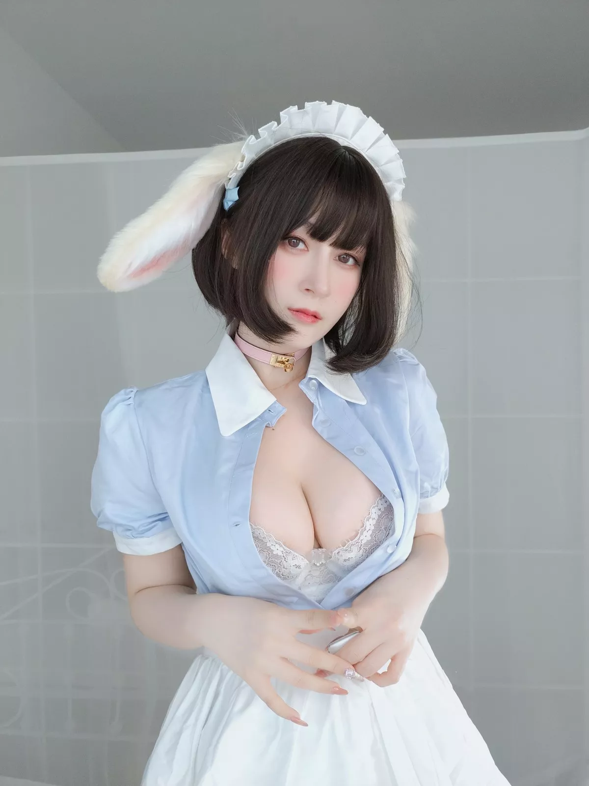 Coser小姐姐白银兔耳女仆主题私房性感女仆装配白色蕾丝袜秀翘臀诱惑写真148P
