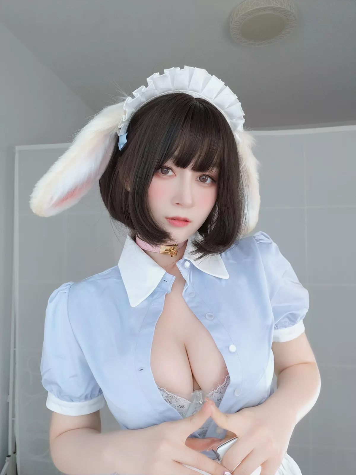 Coser小姐姐白银兔耳女仆主题私房性感女仆装配白色蕾丝袜秀翘臀诱惑写真148P