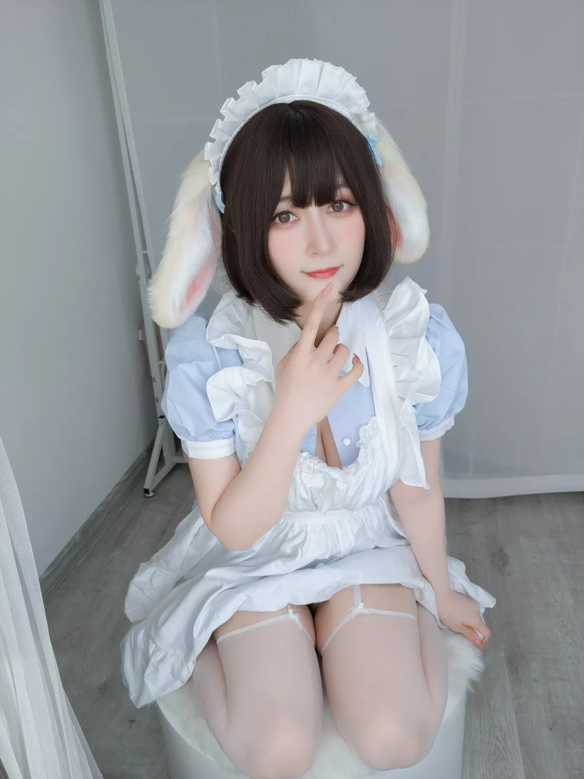 Coser小姐姐白银兔耳女仆主题私房性感女仆装配白色蕾丝袜秀翘臀诱惑写真148P