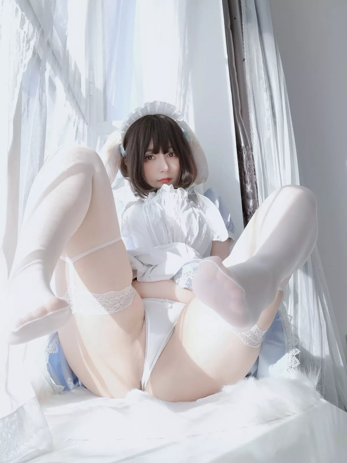 Coser小姐姐白银兔耳女仆主题私房性感女仆装配白色蕾丝袜秀翘臀诱惑写真148P
