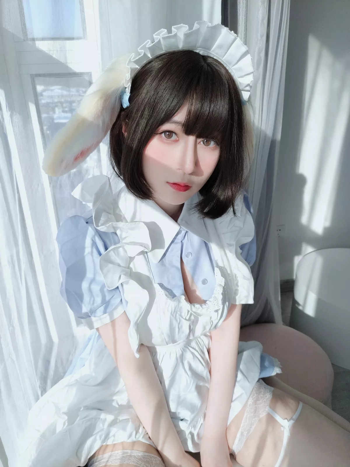 Coser小姐姐白银兔耳女仆主题私房性感女仆装配白色蕾丝袜秀翘臀诱惑写真148P