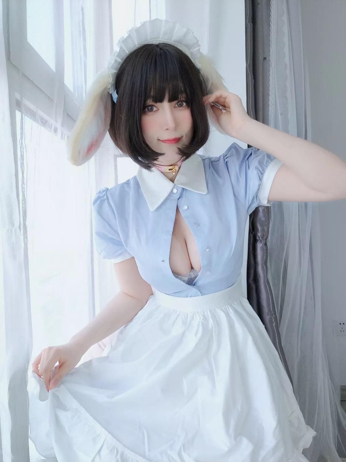 Coser小姐姐白银兔耳女仆主题私房性感女仆装配白色蕾丝袜秀翘臀诱惑写真148P