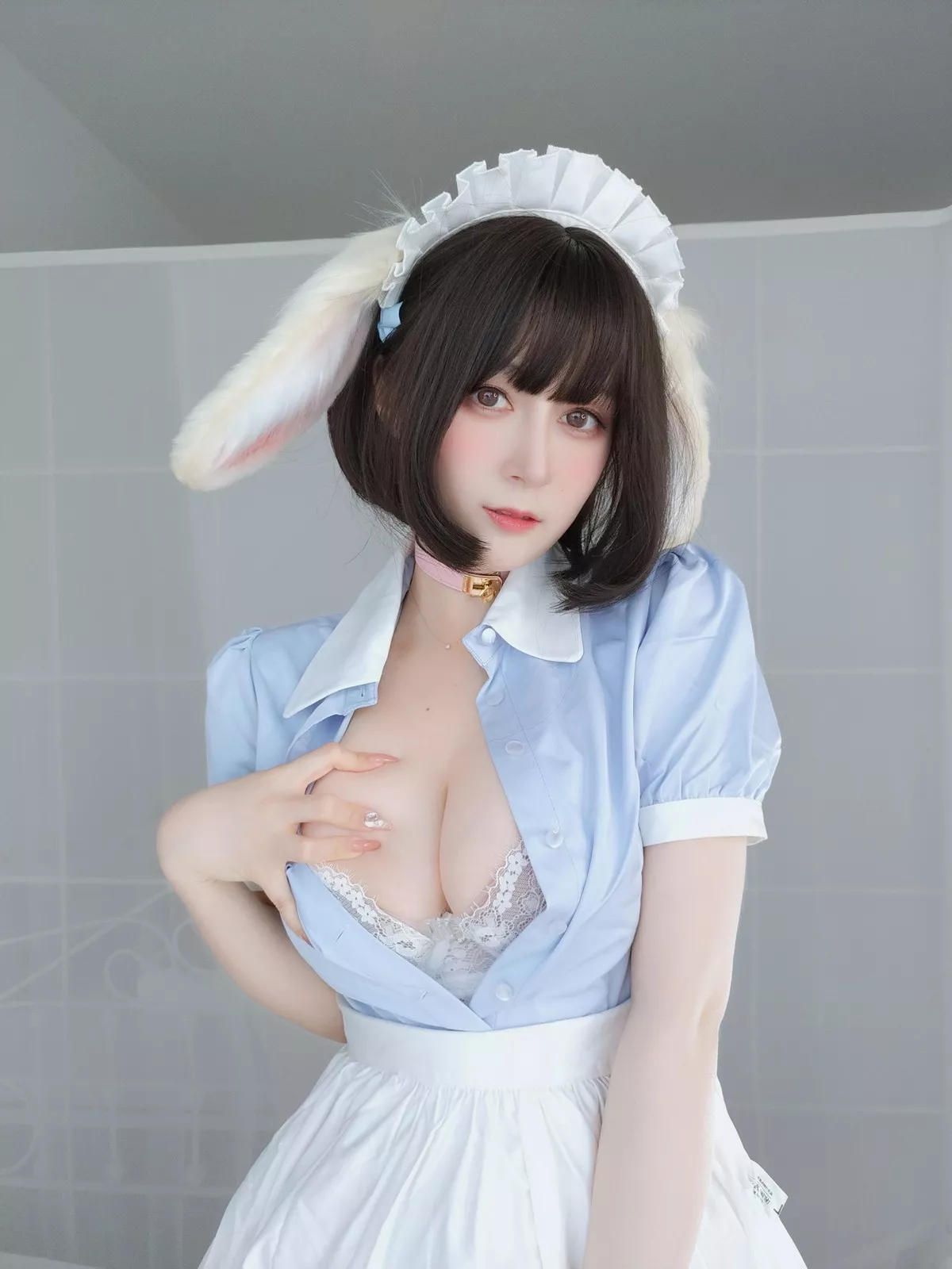 Coser小姐姐白银兔耳女仆主题私房性感女仆装配白色蕾丝袜秀翘臀诱惑写真148P
