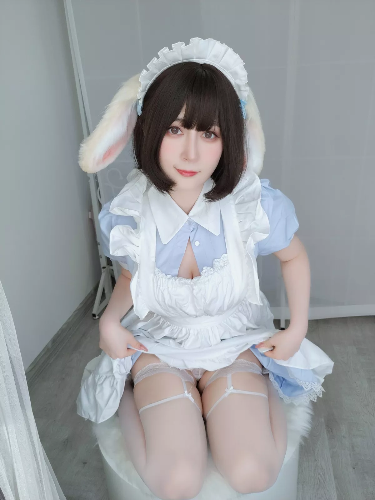 Coser小姐姐白银兔耳女仆主题私房性感女仆装配白色蕾丝袜秀翘臀诱惑写真148P