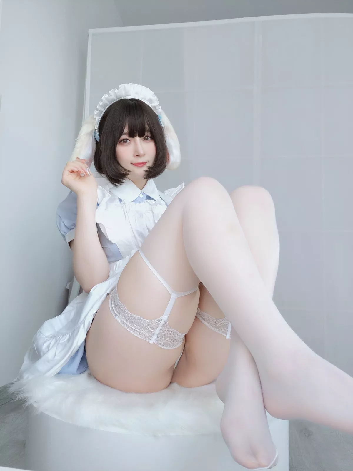 Coser小姐姐白银兔耳女仆主题私房性感女仆装配白色蕾丝袜秀翘臀诱惑写真148P