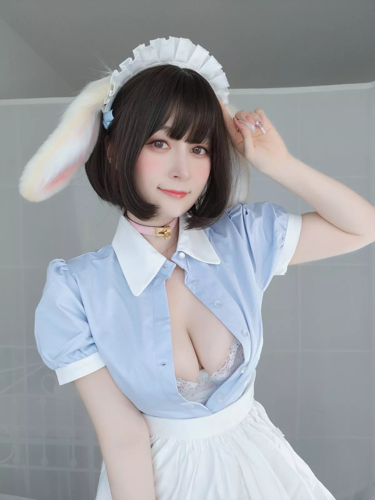 Coser小姐姐白银兔耳女仆主题私房性感女仆装配白色蕾丝袜秀翘臀诱惑写真148P