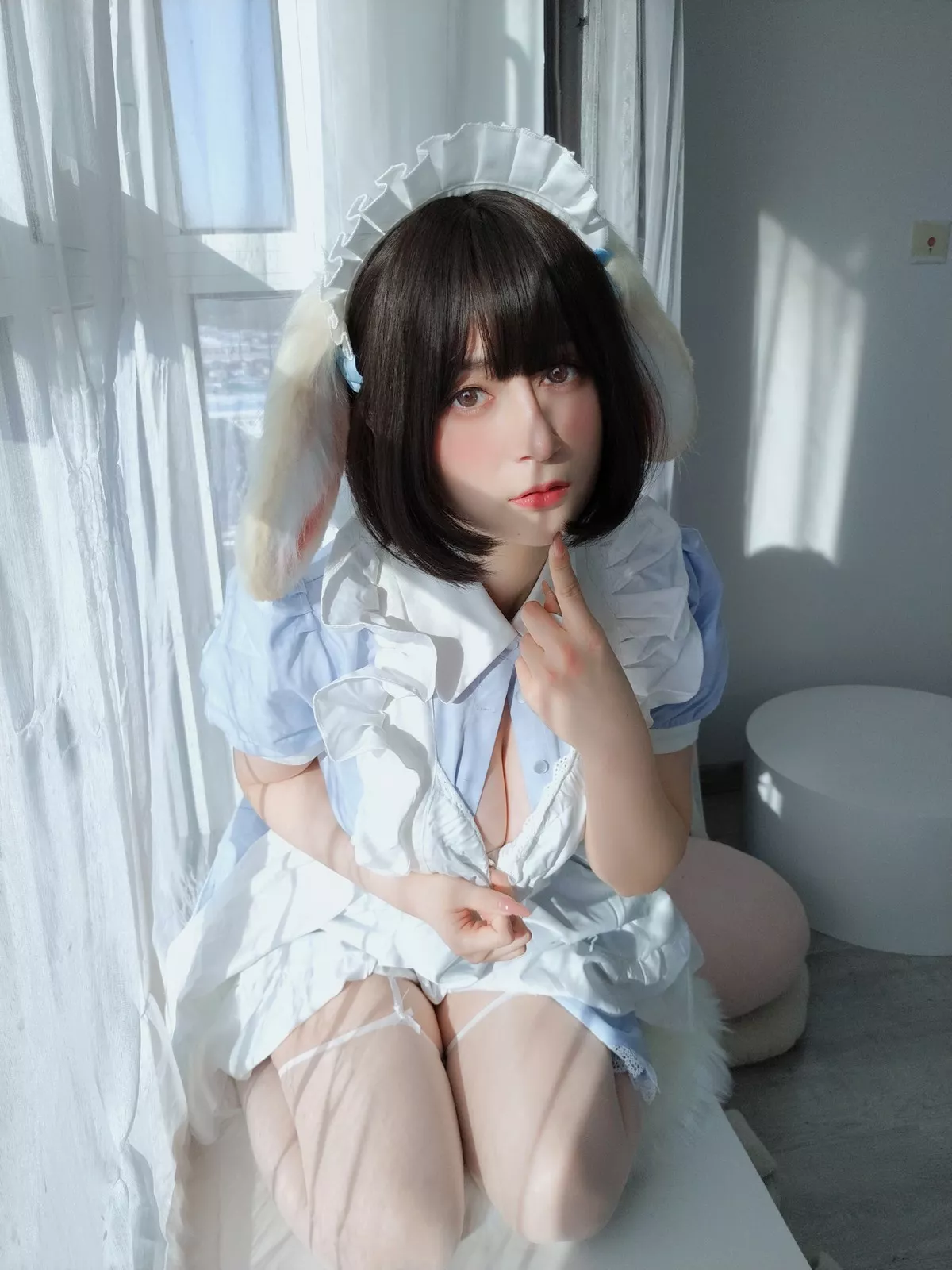 Coser小姐姐白银兔耳女仆主题私房性感女仆装配白色蕾丝袜秀翘臀诱惑写真148P