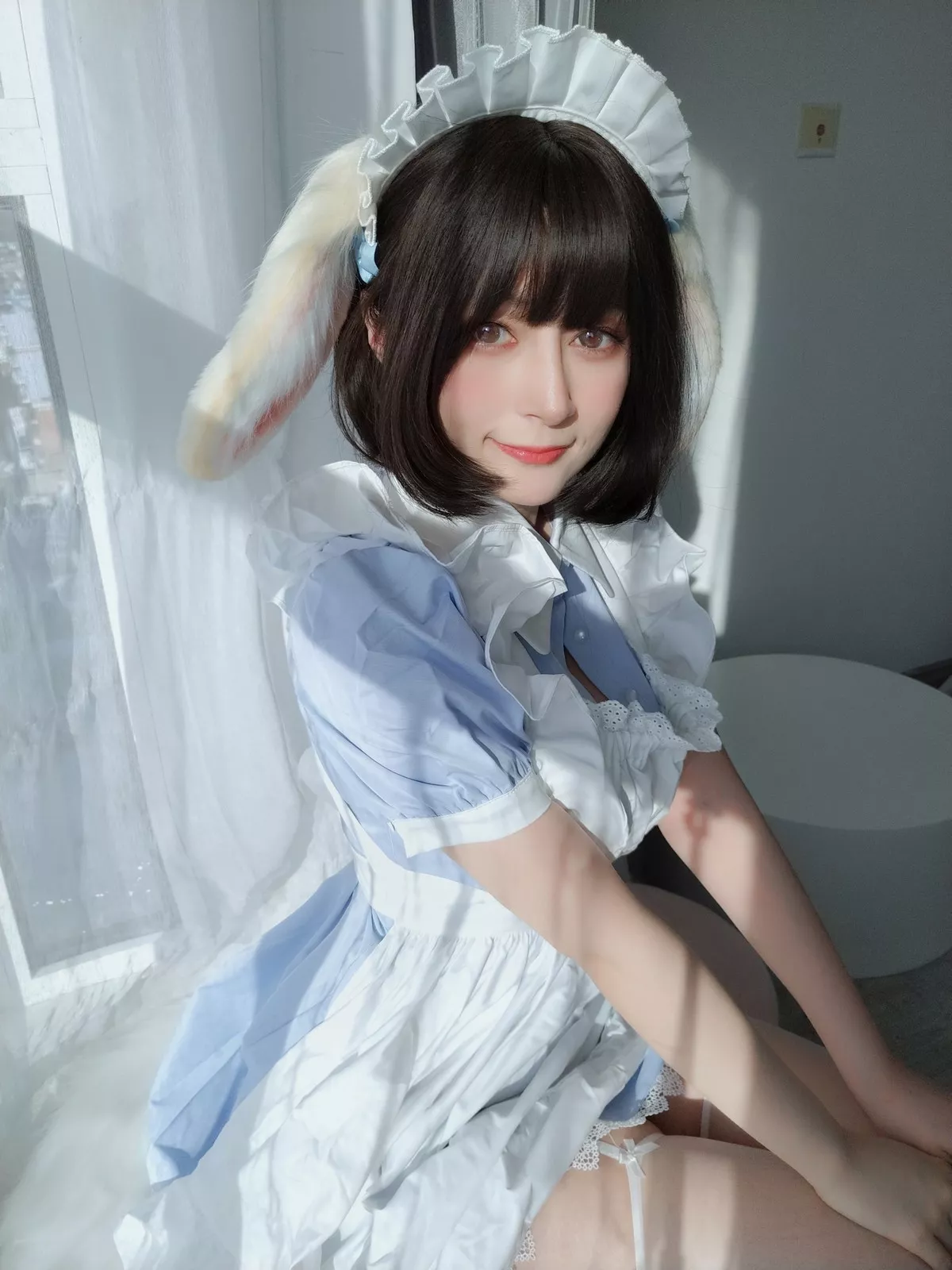 Coser小姐姐白银兔耳女仆主题私房性感女仆装配白色蕾丝袜秀翘臀诱惑写真148P