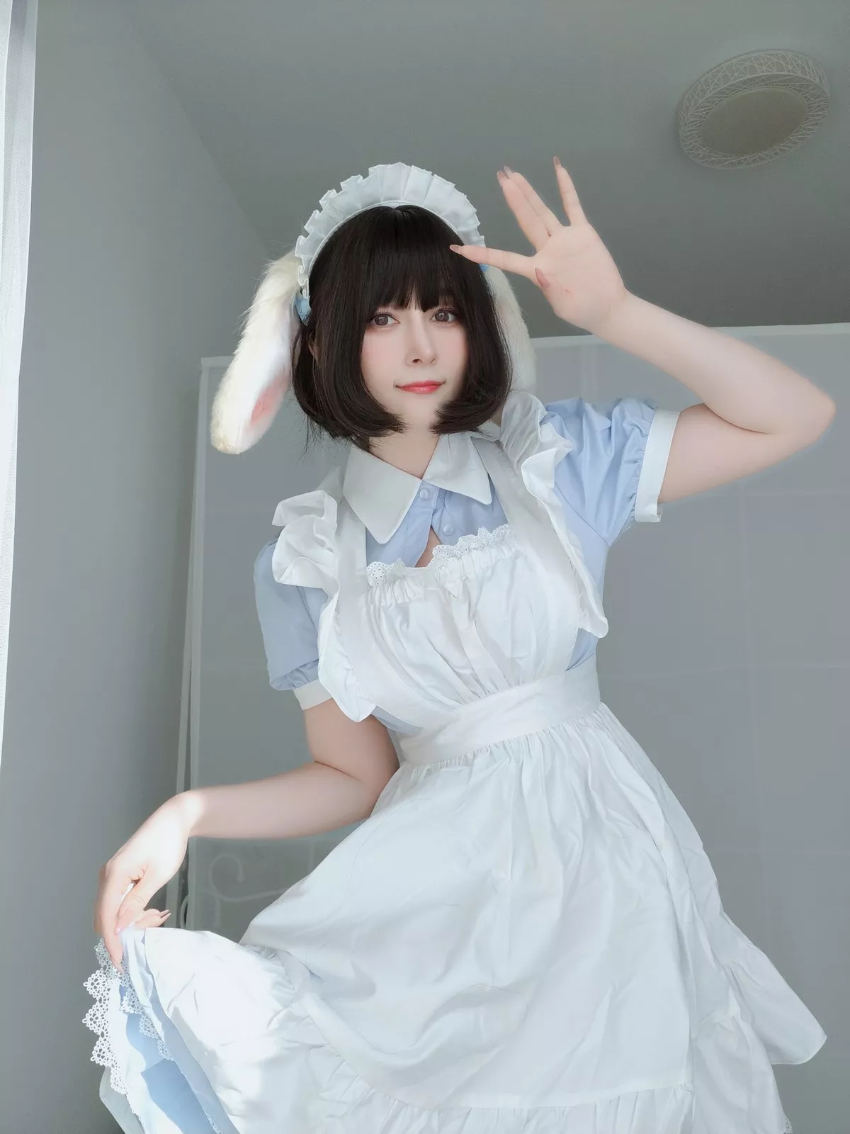 Coser小姐姐白银兔耳女仆主题私房性感女仆装配白色蕾丝袜秀翘臀诱惑写真148P