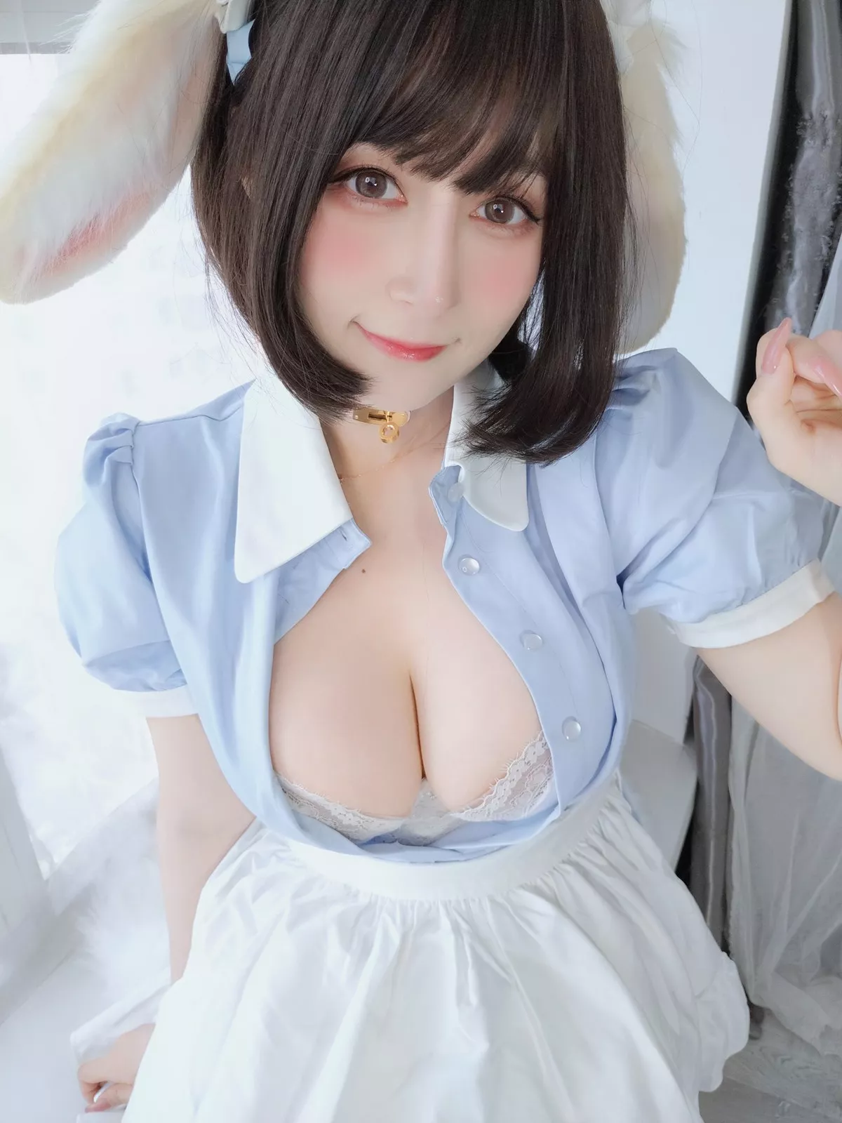 Coser小姐姐白银兔耳女仆主题私房性感女仆装配白色蕾丝袜秀翘臀诱惑写真148P