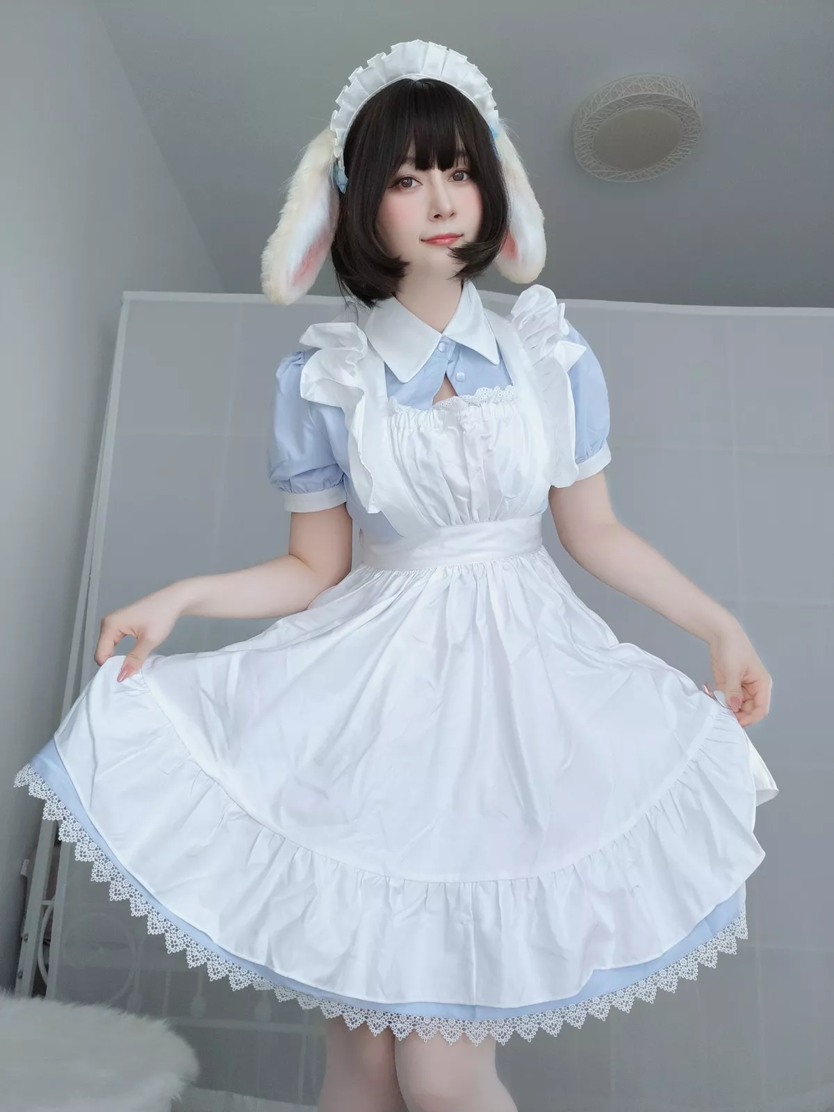 Coser小姐姐白银兔耳女仆主题私房性感女仆装配白色蕾丝袜秀翘臀诱惑写真148P