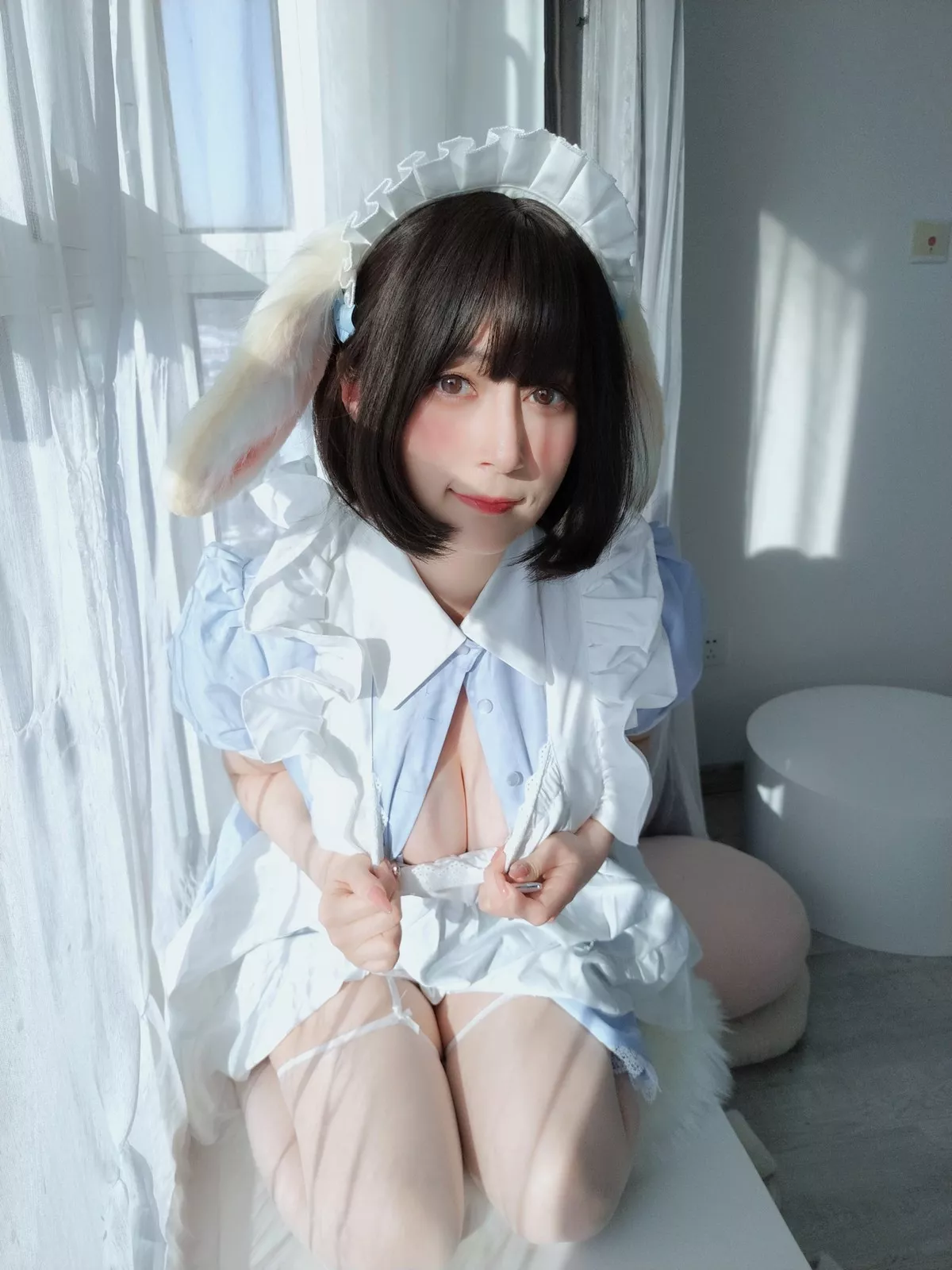 Coser小姐姐白银兔耳女仆主题私房性感女仆装配白色蕾丝袜秀翘臀诱惑写真148P