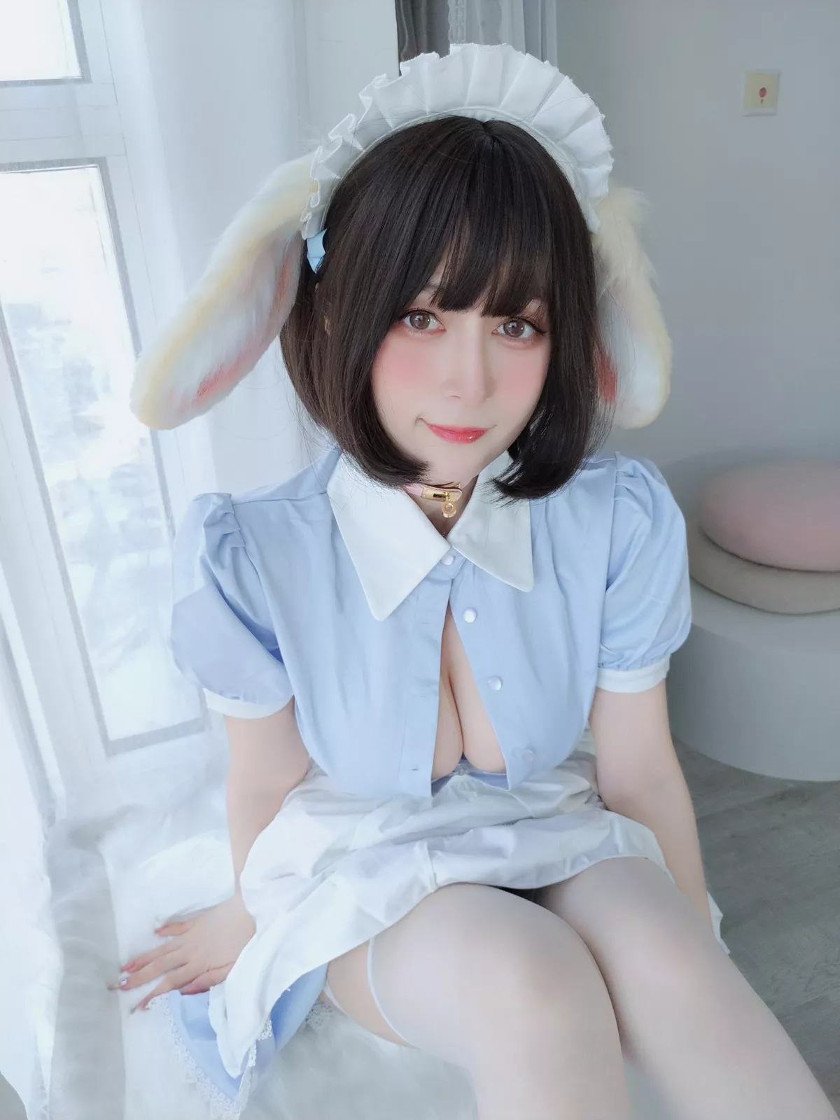 Coser小姐姐白银兔耳女仆主题私房性感女仆装配白色蕾丝袜秀翘臀诱惑写真148P