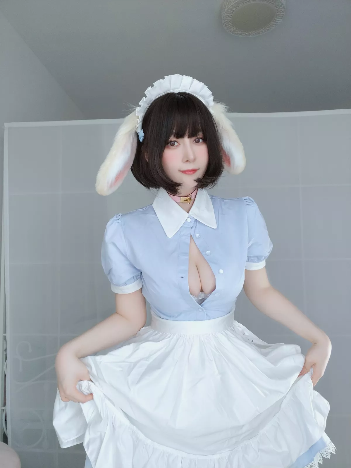 Coser小姐姐白银兔耳女仆主题私房性感女仆装配白色蕾丝袜秀翘臀诱惑写真148P