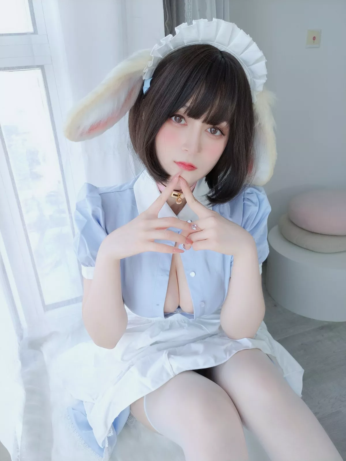 Coser小姐姐白银兔耳女仆主题私房性感女仆装配白色蕾丝袜秀翘臀诱惑写真148P
