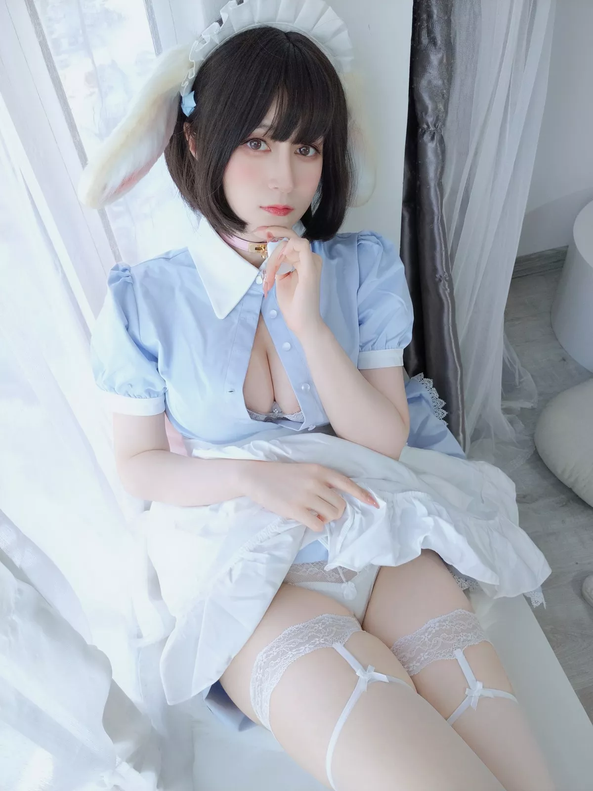 Coser小姐姐白银兔耳女仆主题私房性感女仆装配白色蕾丝袜秀翘臀诱惑写真148P