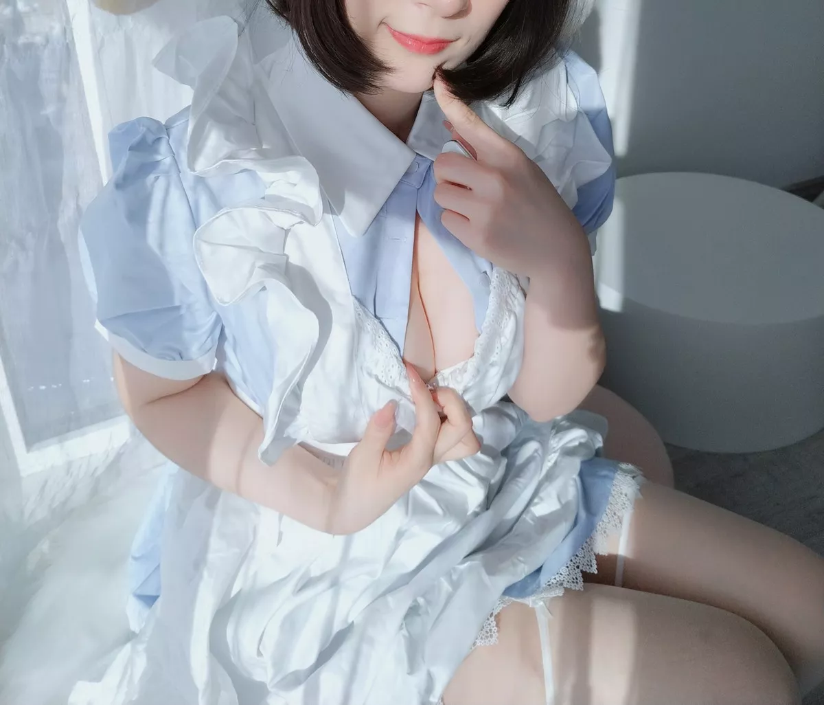 Coser小姐姐白银兔耳女仆主题私房性感女仆装配白色蕾丝袜秀翘臀诱惑写真148P