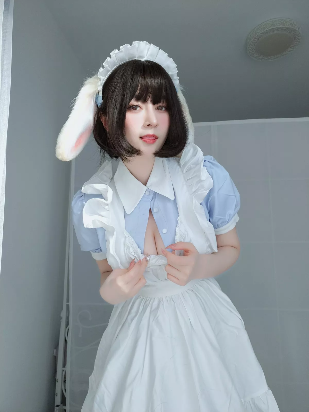 Coser小姐姐白银兔耳女仆主题私房性感女仆装配白色蕾丝袜秀翘臀诱惑写真148P