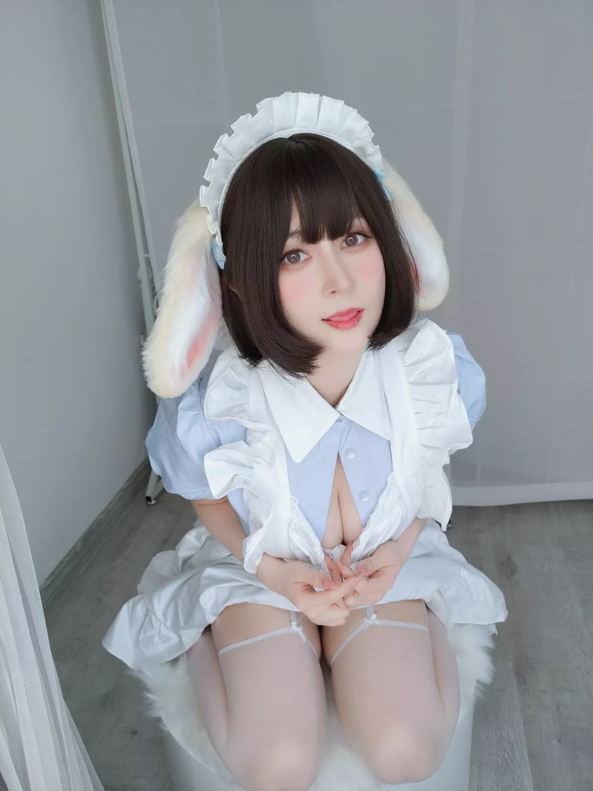 Coser小姐姐白银兔耳女仆主题私房性感女仆装配白色蕾丝袜秀翘臀诱惑写真148P