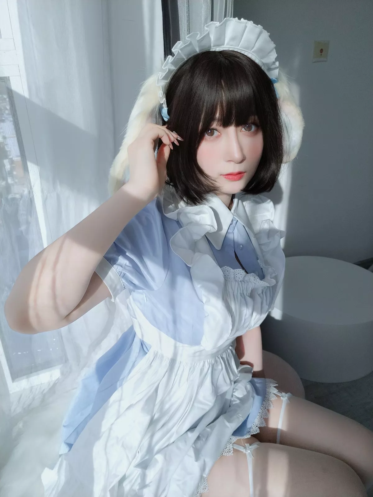 Coser小姐姐白银兔耳女仆主题私房性感女仆装配白色蕾丝袜秀翘臀诱惑写真148P