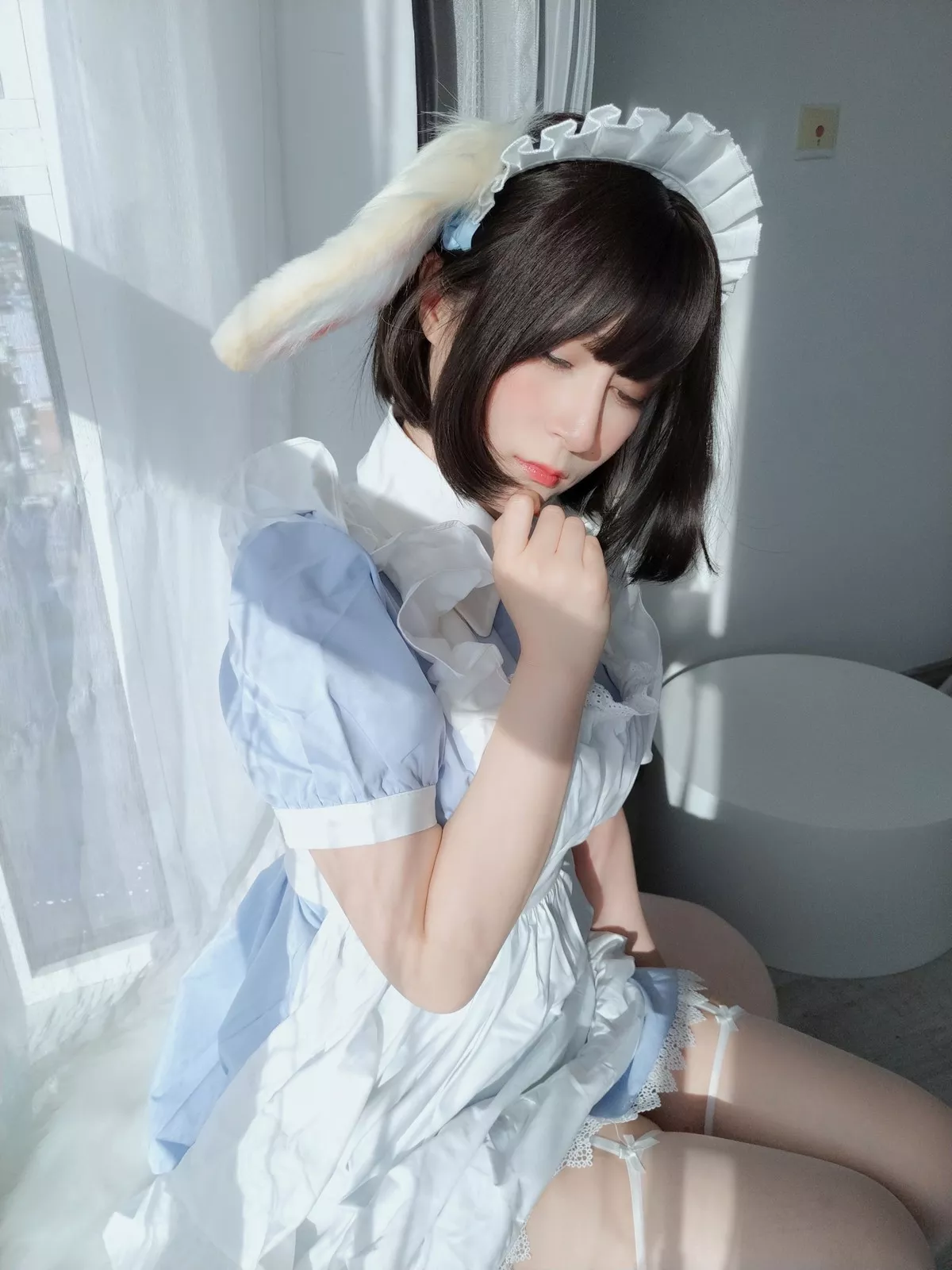 Coser小姐姐白银兔耳女仆主题私房性感女仆装配白色蕾丝袜秀翘臀诱惑写真148P