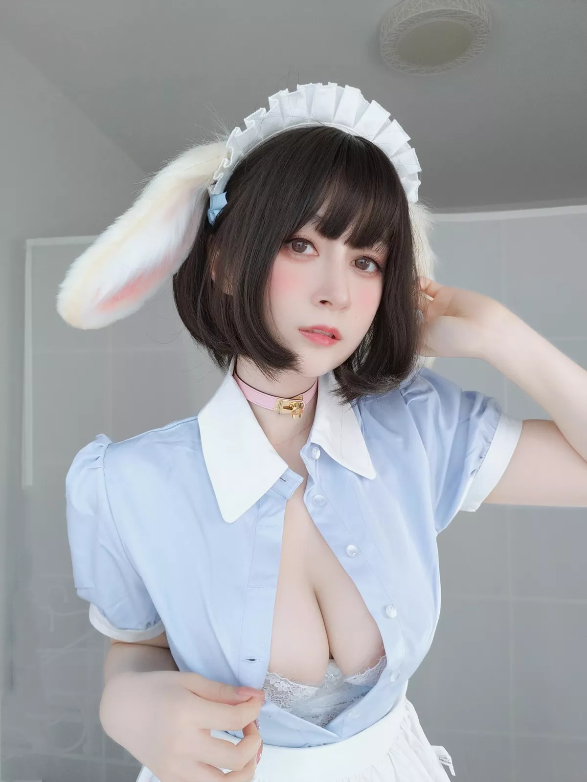 Coser小姐姐白银兔耳女仆主题私房性感女仆装配白色蕾丝袜秀翘臀诱惑写真148P
