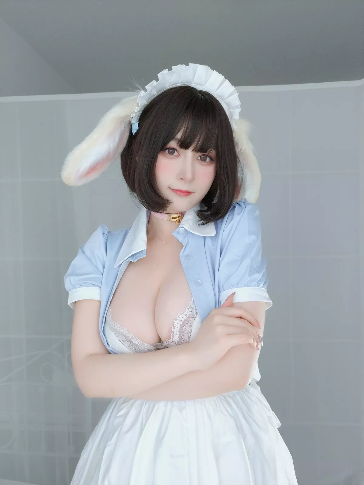 Coser小姐姐白银兔耳女仆主题私房性感女仆装配白色蕾丝袜秀翘臀诱惑写真148P