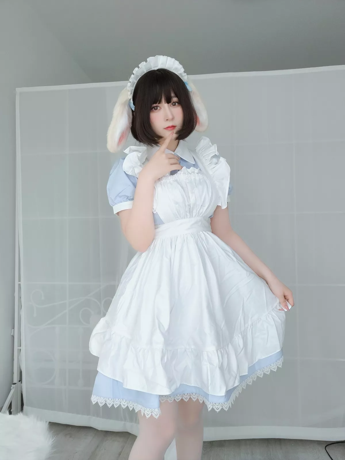 Coser小姐姐白银兔耳女仆主题私房性感女仆装配白色蕾丝袜秀翘臀诱惑写真148P