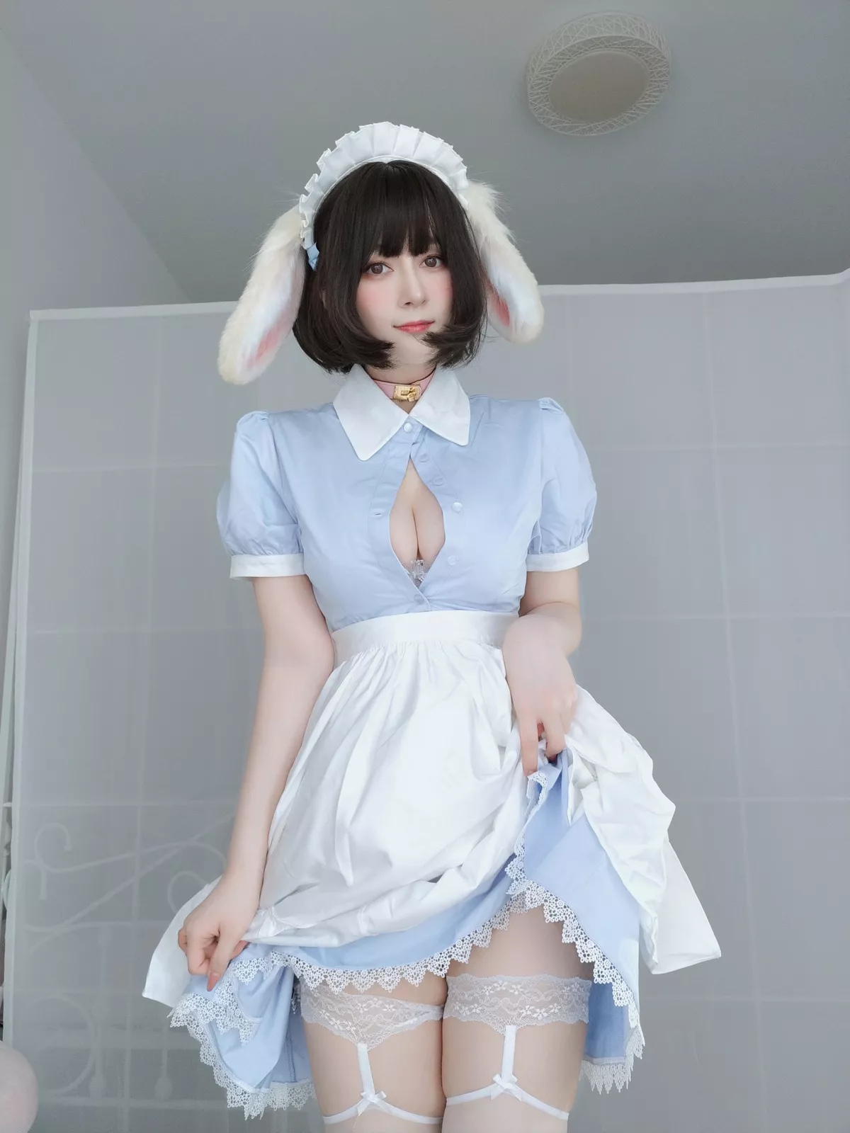 Coser小姐姐白银兔耳女仆主题私房性感女仆装配白色蕾丝袜秀翘臀诱惑写真148P