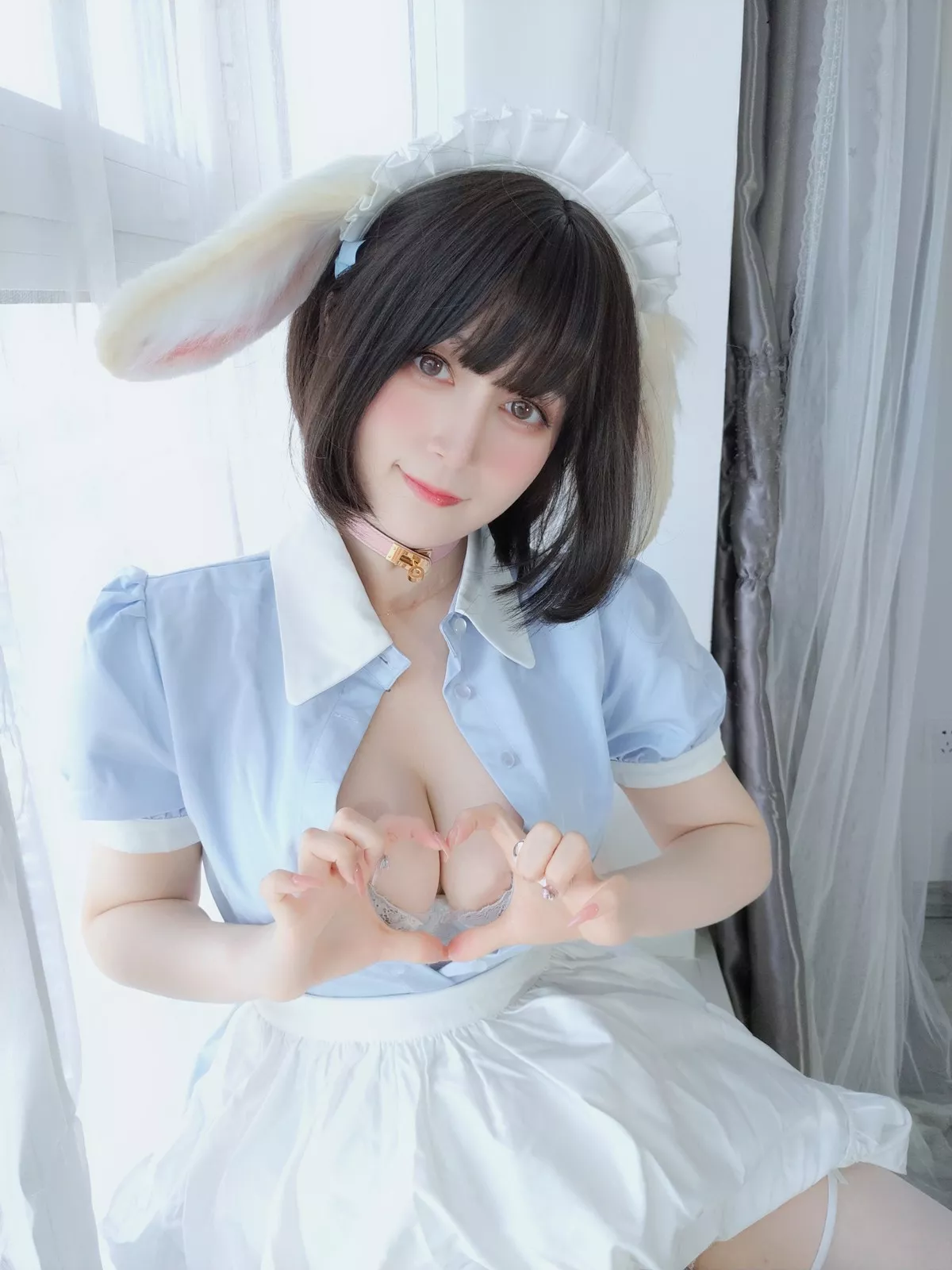Coser小姐姐白银兔耳女仆主题私房性感女仆装配白色蕾丝袜秀翘臀诱惑写真148P