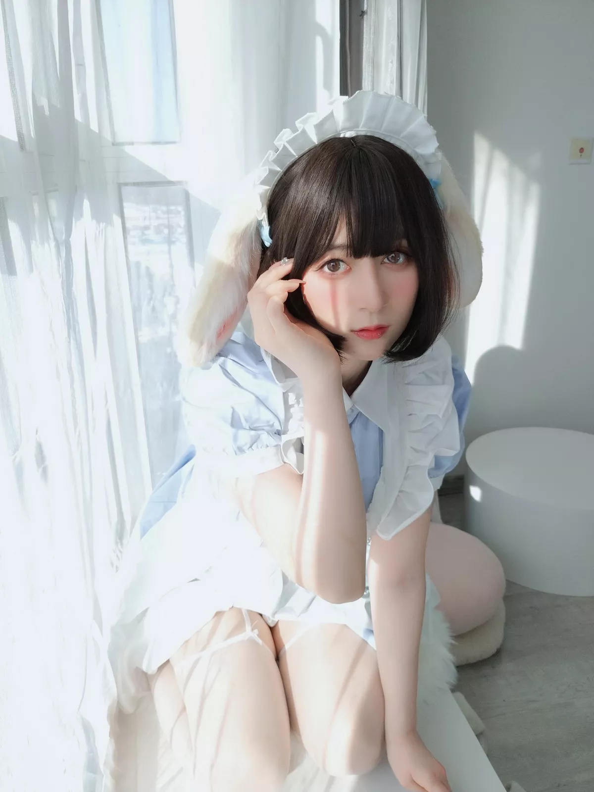 Coser小姐姐白银兔耳女仆主题私房性感女仆装配白色蕾丝袜秀翘臀诱惑写真148P