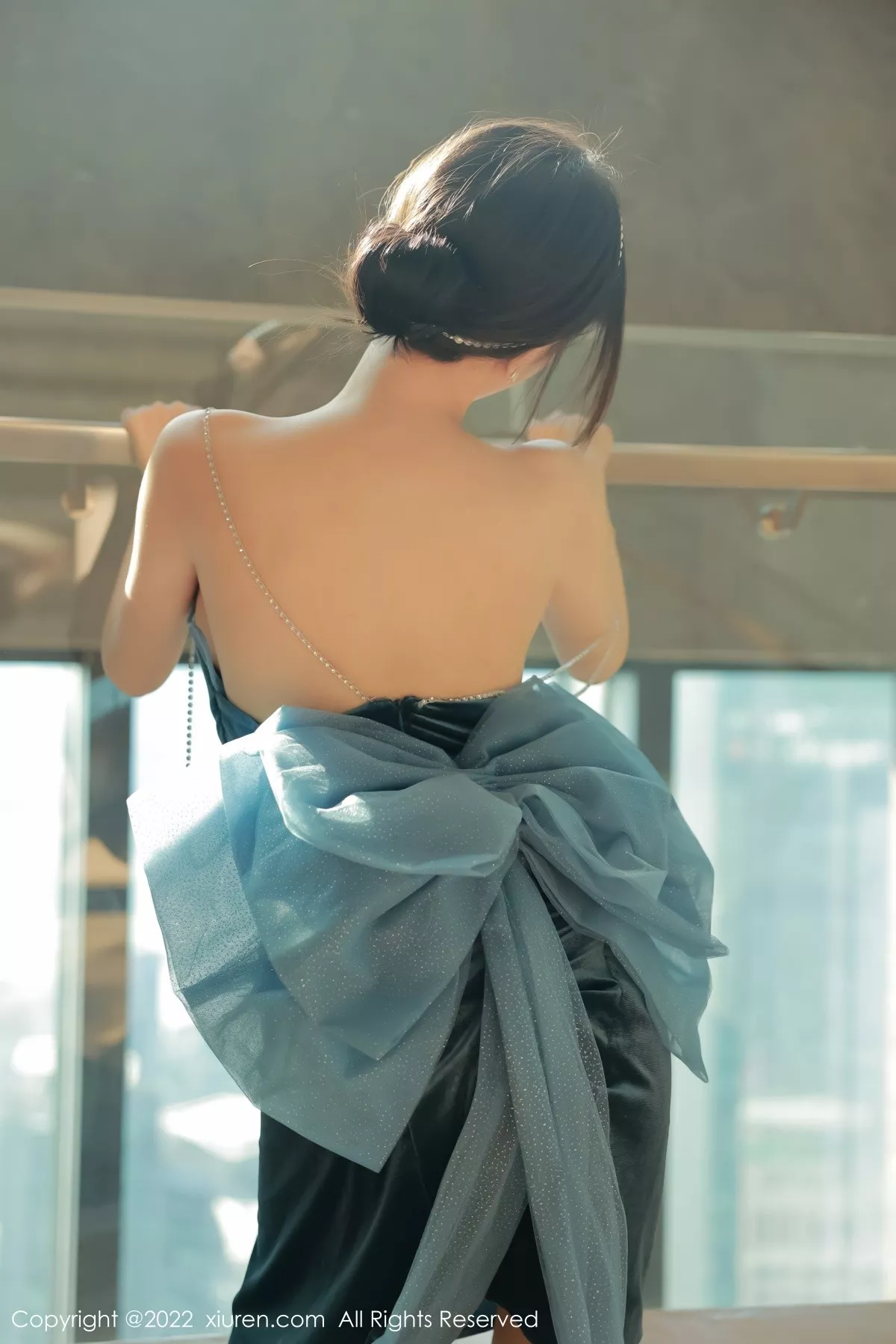 XiuRen第5493期_模特玥儿玥er香格里拉旅拍暗绿色吊带长裙秀完美身材诱惑写真59P