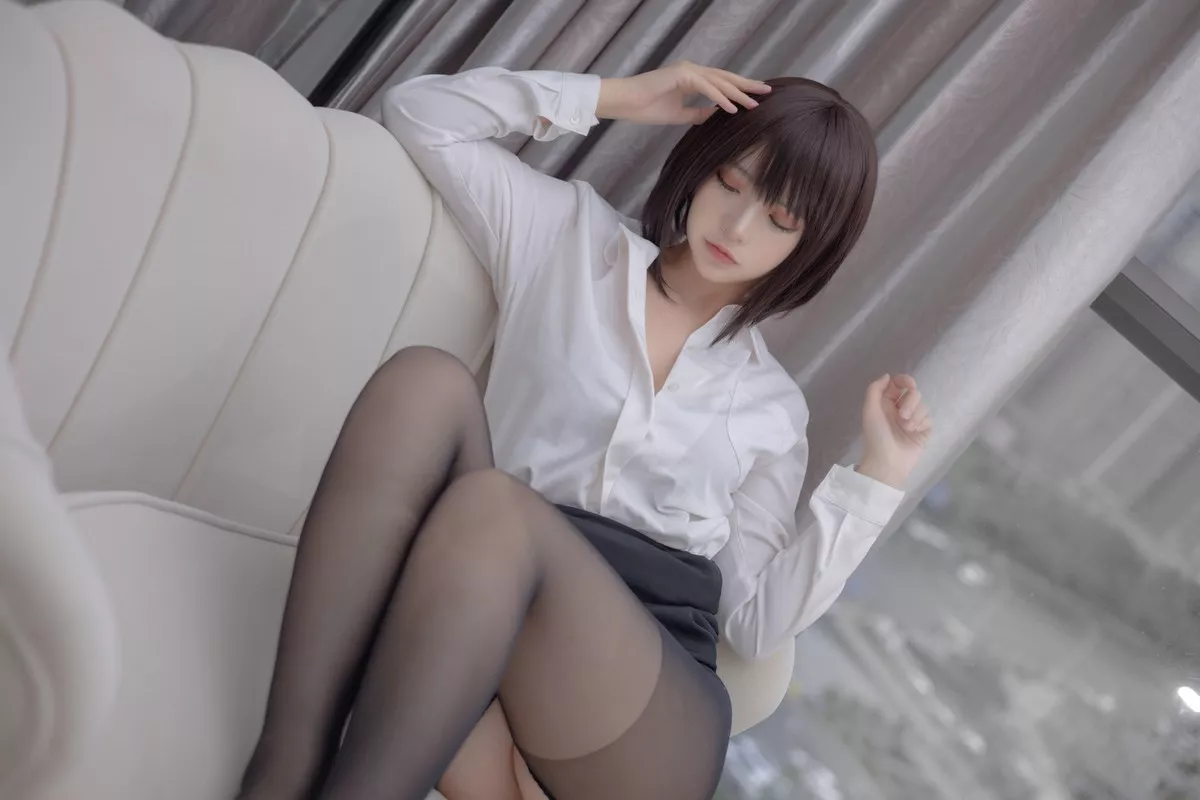 网络美女疯猫ss黑丝OL主题私房性感白衬衣配黑短裙露开档黑丝撩人诱惑写真40P