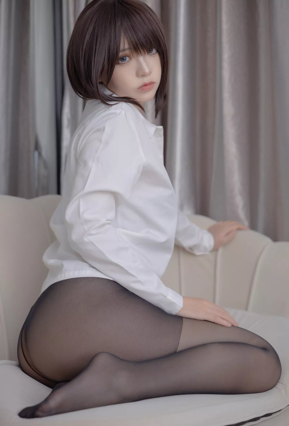 网络美女疯猫ss黑丝OL主题私房性感白衬衣配黑短裙露开档黑丝撩人诱惑写真40P