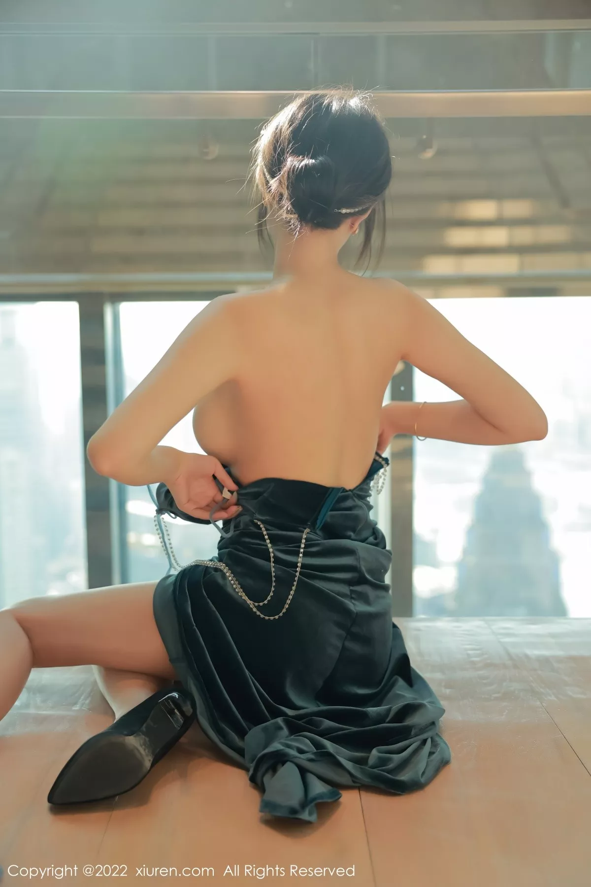 XiuRen第5493期_模特玥儿玥er香格里拉旅拍暗绿色吊带长裙秀完美身材诱惑写真59P
