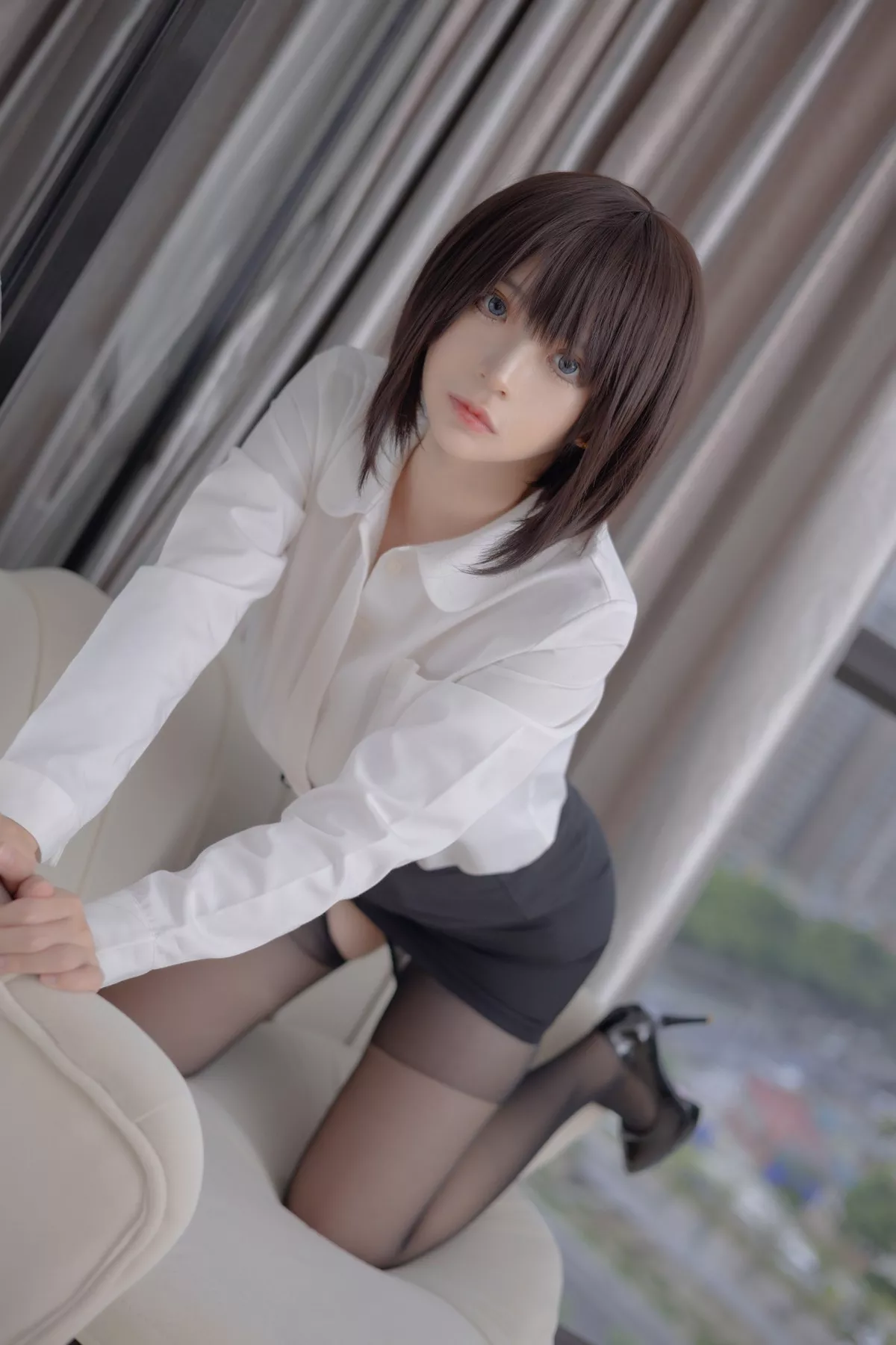 网络美女疯猫ss黑丝OL主题私房性感白衬衣配黑短裙露开档黑丝撩人诱惑写真40P