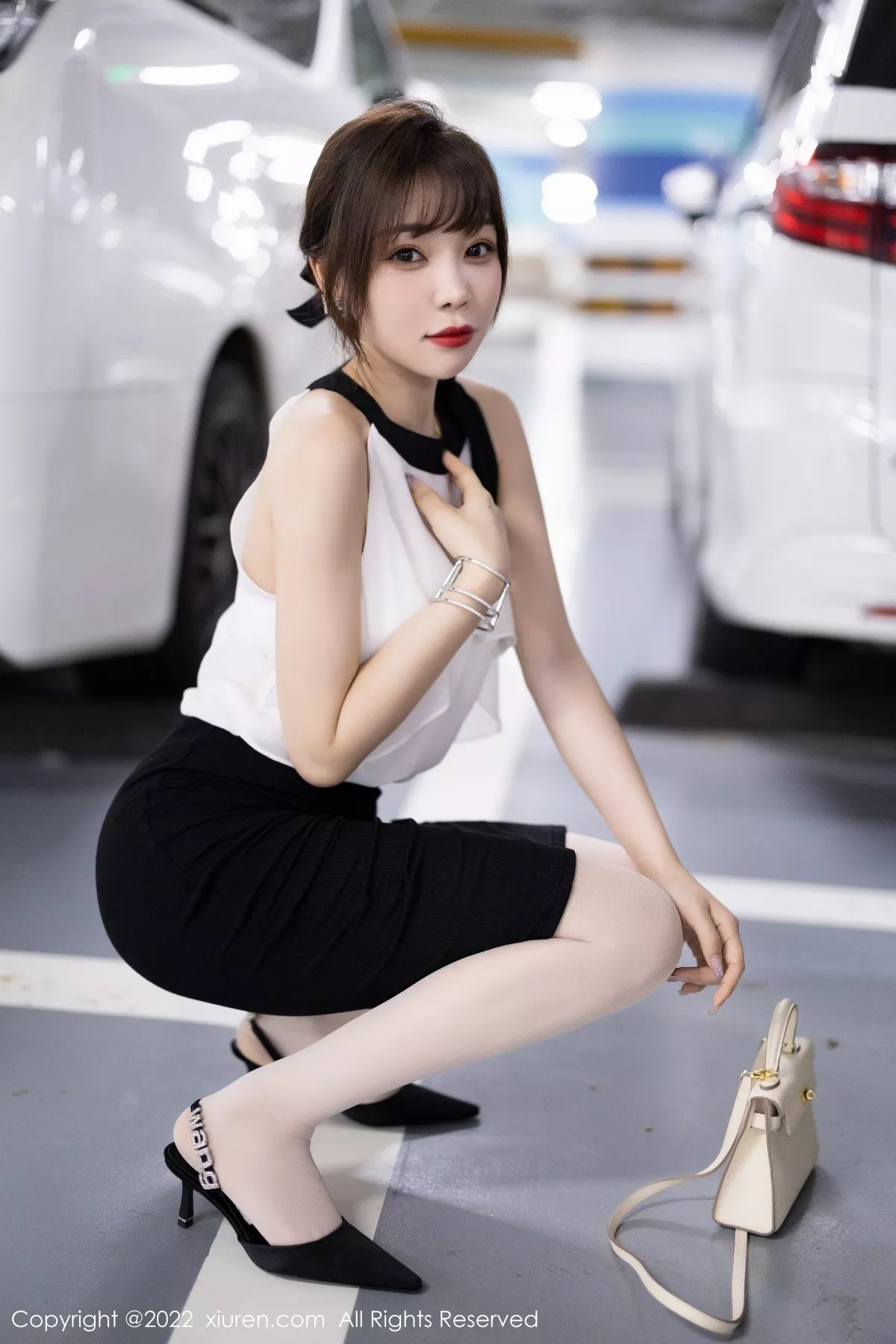 XiuRen第5500期_女神徐莉芝Booty性感服饰配黑短裙露白色内衣原色丝袜诱惑写真80P