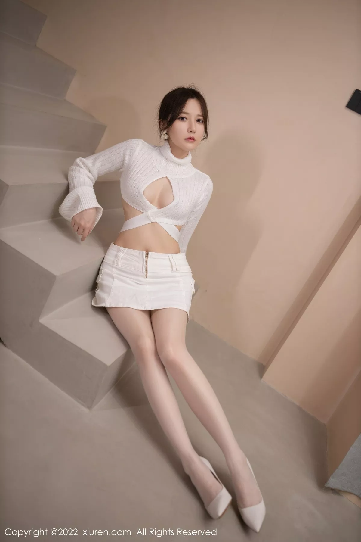 XiuRen第5503期_模特鱼子酱Fish纯白轻透上衣配白短裙露闪亮开档肉丝诱惑写真81P